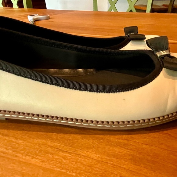 Anne Klein Cream and Black Loafers with Bow 8.5 *See Fit Note in description. - Picture 2 of 4